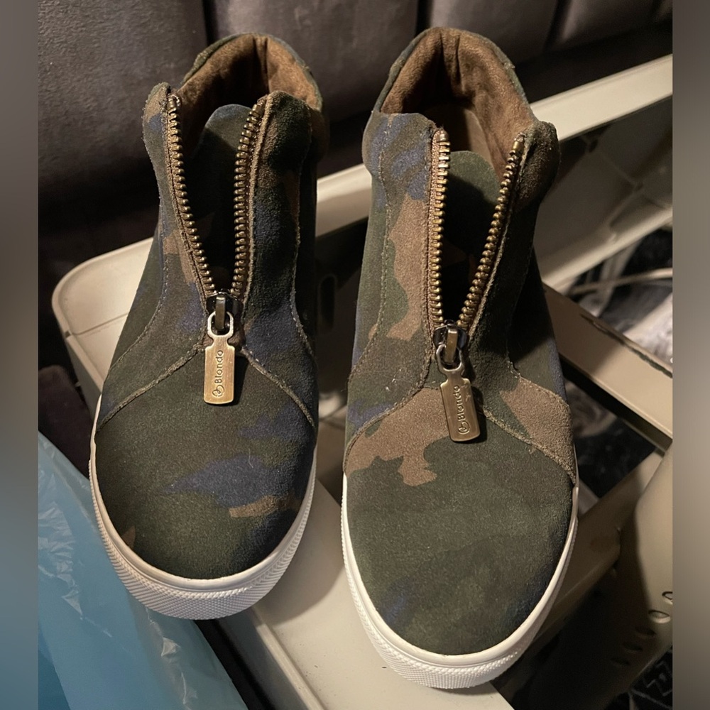 Brand new Bondo army fatigue colored shoes size 5.5